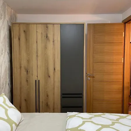 Iskra L5a11 Apartman - *